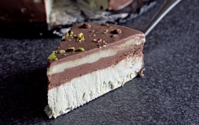 Semifreddo al latte con frutta secca e cioccolato tritato, un delicato  connubio dal sapore davvero incredibile 