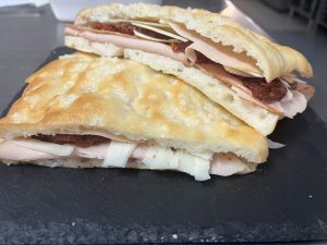 Focaccia sale e rosmarino vuota o farcita a piacere