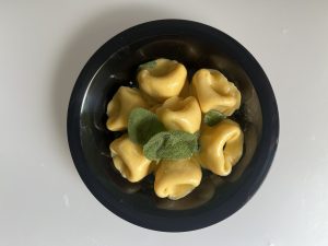 Ravioli di ricotta e spinaci con burro e salvia
