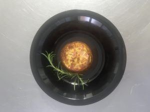 Flan di patate e prosciutto con cuore di formaggio morbido